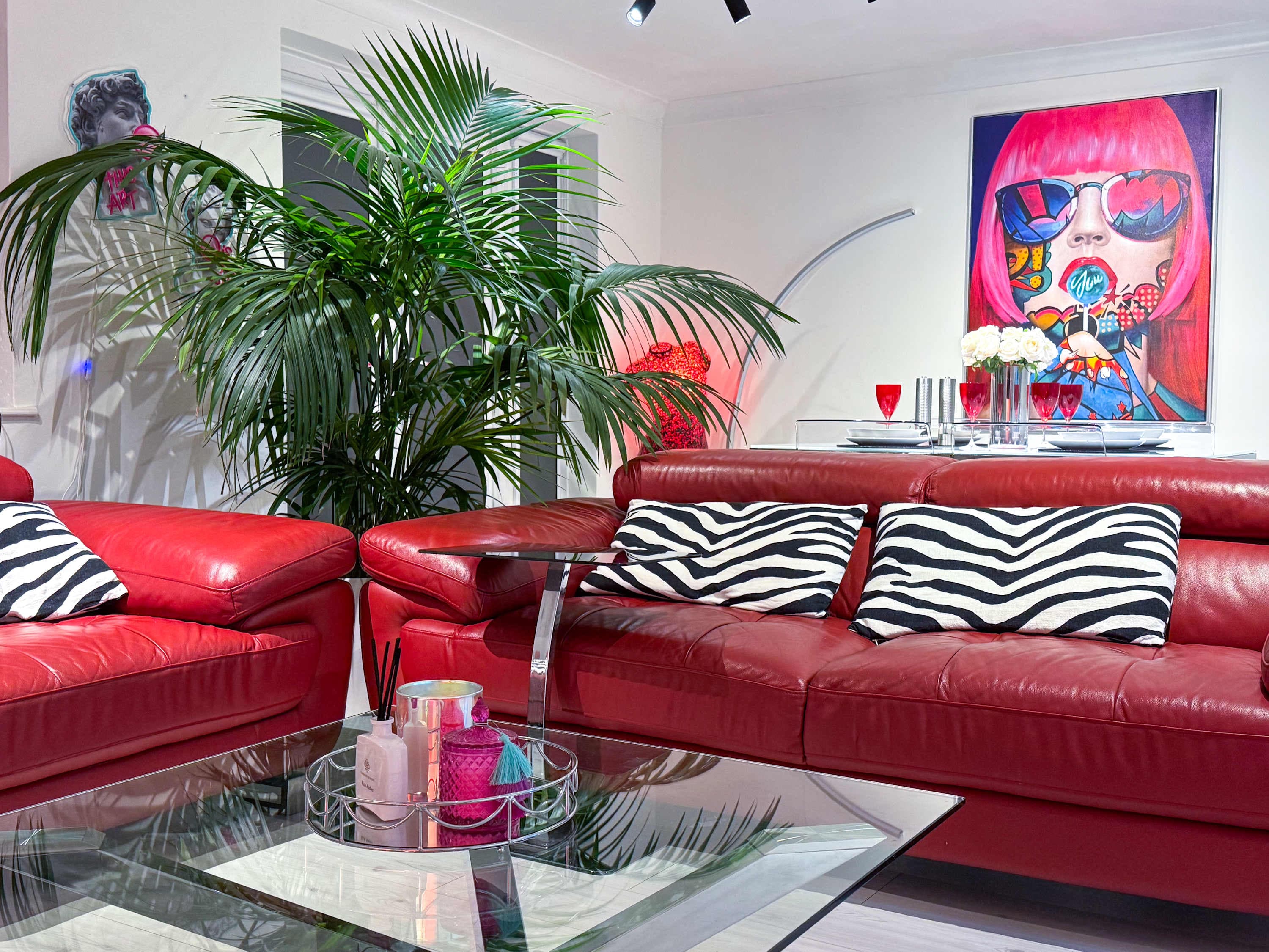 Modern 3-Bed Designer Home with Private Cinema, photo 1
